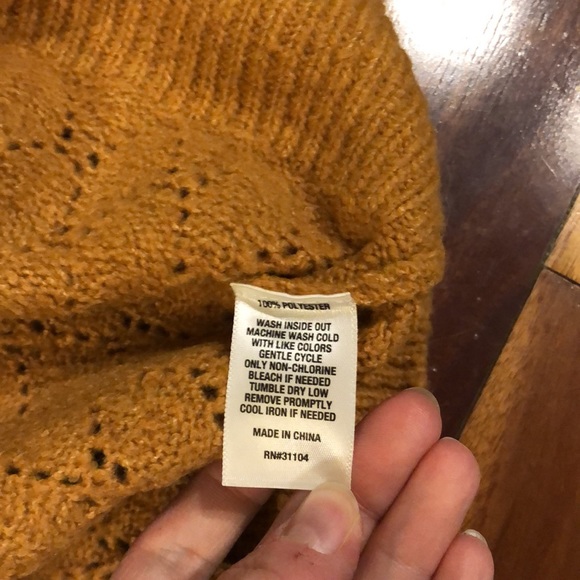 Wonderly Brand- Oversized Gold Sweater - Picture 7 of 8